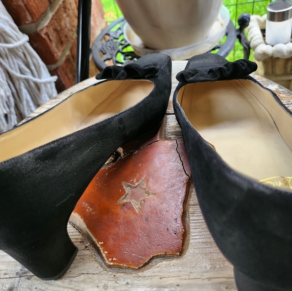 VINTAGE SUEDE PUMPS BY LOUIS VUITTON - Picture 6 of 9